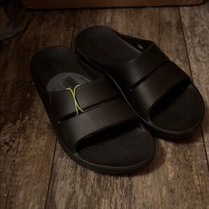 Unisex Black OOFOS Slip Ons